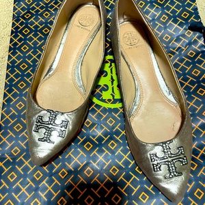 Tory Burch champagne flats w/rhinestone logo 7.5